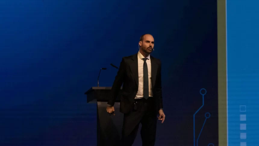 motta-barra-eduardo-bolsonaro-como-lider-da-minoria-e-abre-espaco-para-cassacao-por-faltas