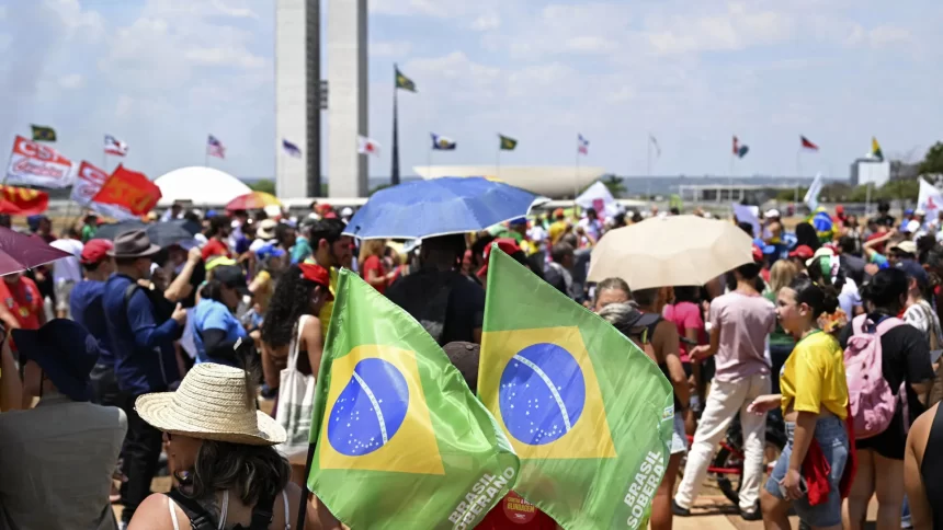 manifestantes-vao-as-ruas-em-sete-capitais-contra-a-pec-da-blindagem-e-anistia