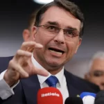 flavio-bolsonaro-compara-caso-de-zambelli-ao-de-battisti-em-evento-da-ultradireita-italiana