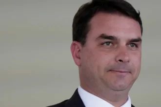 flavio-bolsonaro-critica-articulacao-contra-anistia-e-diz-que-pec-da-blindagem-e-sobrevivencia