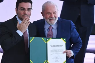 ministro-do-turismo-abandona-governo-apos-ultimato-do-partido