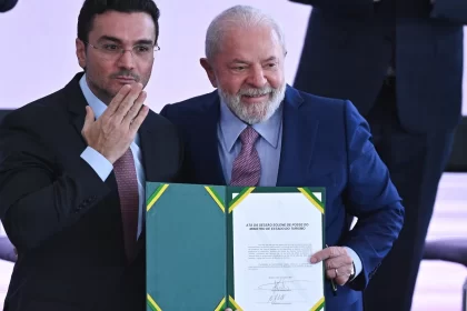 ministro-do-turismo-abandona-governo-apos-ultimato-do-partido