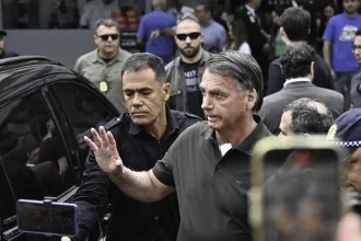 bolsonaro-recebe-alta-apos-passar-a-noite-no-hospital-e-volta-para-prisao-domiciliar
