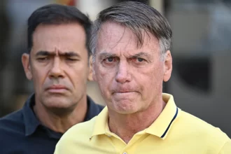 bolsonaro-parou-de-respirar-durante-crise-de-vomito,-diz-flavio