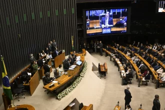 camara-quer-retomar-voto-secreto,-que-ja-serviu-para-salvar-deputado-condenado-e-preso