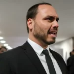 ‘humilhacao’,-diz-carlos-bolsonaro-sobre-escolta-armada-para-pai-em-hospital