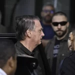 bolsonaro-deixa-prisao-domiciliar-com-forte-escolta-policial-para-fazer-exames