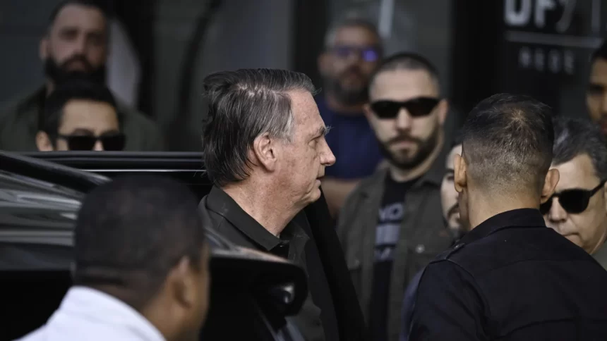 bolsonaro-deixa-prisao-domiciliar-com-forte-escolta-policial-para-fazer-exames