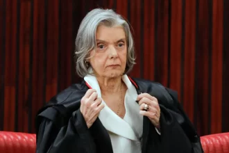 carmen-e-dino-dao-indiretas-e-provocam-fux-durante-julgamento-de-bolsonaro