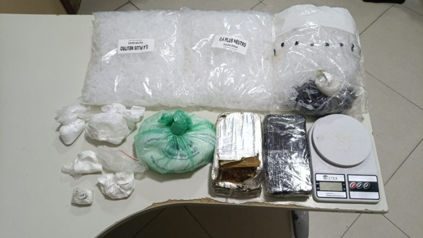 homem-com-mandado-por-trafico-e-preso-em-mucuri-com-mais-de-3kg-de-drogas