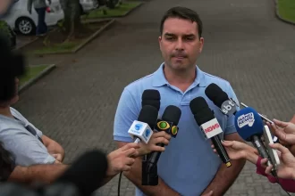 flavio-bolsonaro-diz-que-stf-‘entregara-cabeca-de-moraes-na-bandeja’