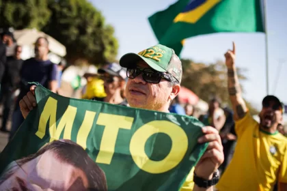 concentracao-de-ato-bolsonarista-em-copacabana-tem-bandeiras-dos-eua-e-faixas-contra-stf