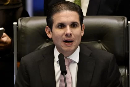 motta-diz-que-tarcisio-‘tem-interesse’-em-anistia,-mas-que-nao-ha-definicao-sobre-o-tema