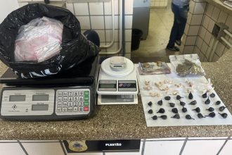 policia-militar-apreende-drogas-e-materiais-do-trafico-no-tancredo