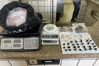 policia-militar-apreende-drogas-e-materiais-do-trafico-no-tancredo