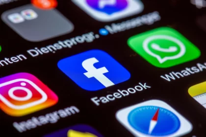 brasil-nao-pode-deixar-big-techs-destruirem-seu-sistema-politico,-diz-nobel-de-economia