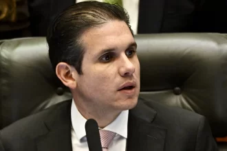 hugo-motta-reage-a-cobranca-por-mala-de-mao-e-promete-barrar-abuso