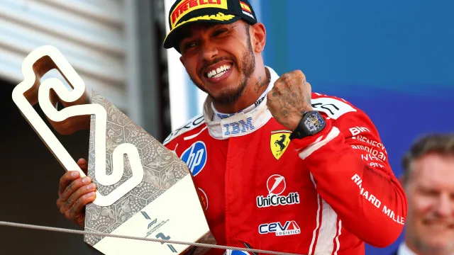 f1:-hamilton-aproveita-estrategia,-vence-gp-de-barcelona-e-ganha-a-primeira-na-ferrari