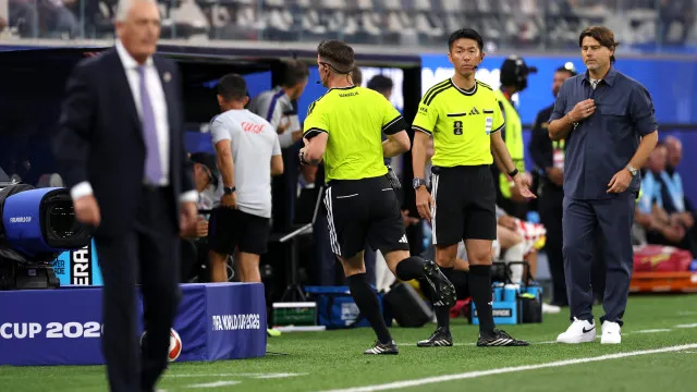 “o-erro-da-copa”.-arbitro-espanhol-viola-protocolo-e-levanta-polemica