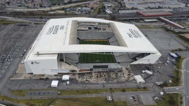 corinthians-muda-campo-e-promete-qualidade-de-quando-estadio-foi-inaugurado
