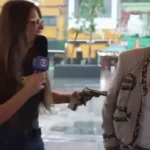 reporter-recebe-arma-durante-transmissao-da-copa-do-mundo-e-viraliza-nas-redes
