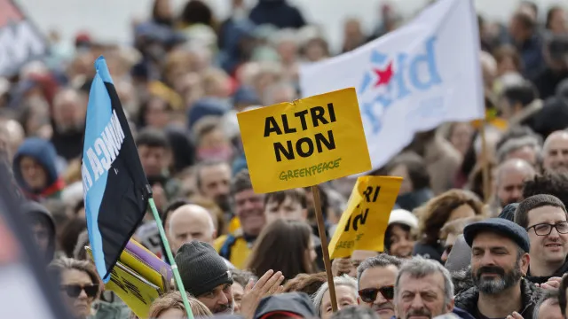 milhares-em-manifestacao-na-galiza-contra-mina-e-fabrica-de-celulose