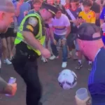 policia-de-boston-junta-se-a-adeptos-para-dar-toques-em-bola.-ha-video