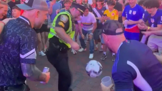 policia-de-boston-junta-se-a-adeptos-para-dar-toques-em-bola.-ha-video