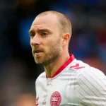 christian-eriksen-desmaia-durante-jogo-da-dinamarca-cinco-anos-apos-parada-cardiaca