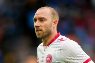 christian-eriksen-desmaia-durante-jogo-da-dinamarca-cinco-anos-apos-parada-cardiaca