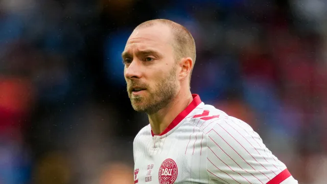 christian-eriksen-desmaia-durante-jogo-da-dinamarca-cinco-anos-apos-parada-cardiaca