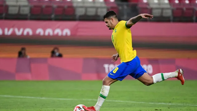 bruno-guimaraes-faz-campanha-pela-manutencao-de-paqueta-no-meio-campo