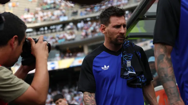 com-penalti-polemico-e-messi-no-banco,-argentina-bate-honduras-sem-sustos