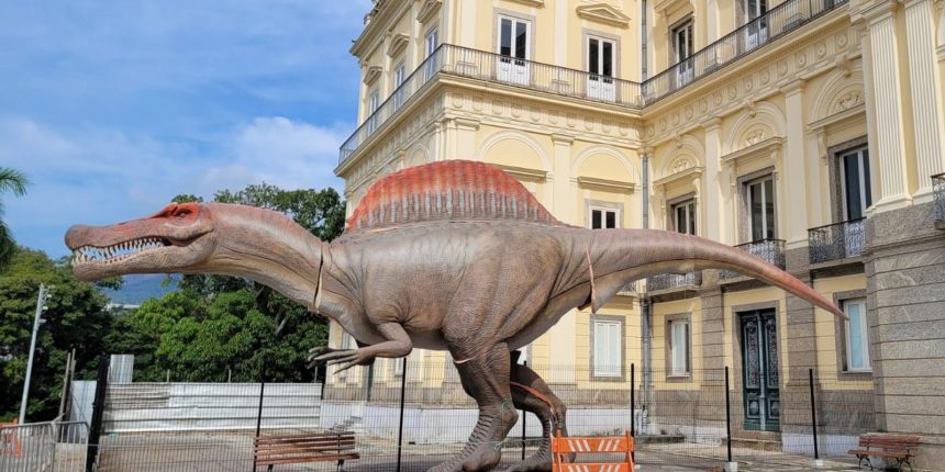 museu-nacional-ganha-replica-de-dinossauro-brasileiro-com-15-metros