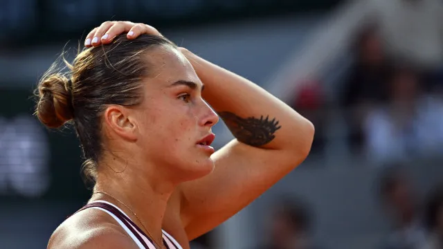 sabalenka-perde-de-virada,-e-eliminada-e-segue-sem-titulo-de-roland-garros