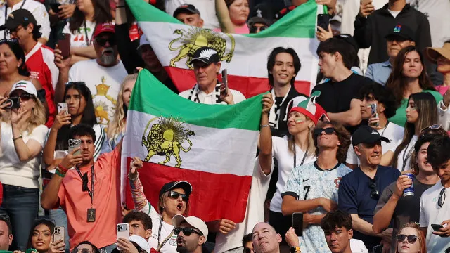 torcedores-do-ira-exibem-bandeira-politica-‘proibida’-pela-fifa-nos-eua