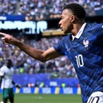mbappe-faz-historia-e-da-vitoria-a-franca-frente-ao-senegal-na-copa