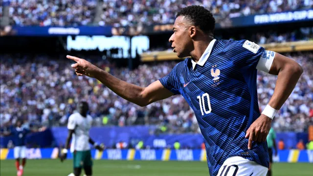 mbappe-faz-historia-e-da-vitoria-a-franca-frente-ao-senegal-na-copa