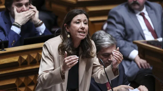 constituicao?-il-acusa-chega-de-“numero-mediatico”-apos-acordo-com-psd