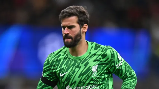 titular-absoluto-no-gol-da-selecao,-alisson-chega-a-copa-do-mundo-atormentado-por-lesoes