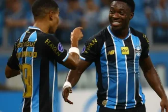 gremio-se-redime-de-falhas,-vira-e-empurra-o-santos-para-o-z4-do-brasileiro
