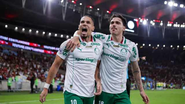palmeiras-aproveita-expulsao,-bate-flamengo-e-abre-7-pontos-no-brasileirao
