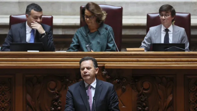 revisao-laboral?-montenegro-desafia-deputados:-“ou-ambicao-ou-mediania”