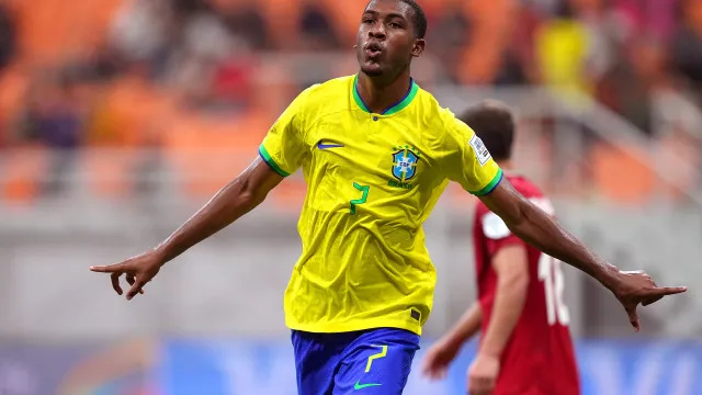 mais-novo-na-selecao-em-copas-desde-ronaldo,-rayan-convenceu-ancelotti-apos-15-minutos-em-campo