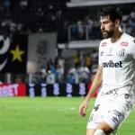 socorrido-de-ambulancia-no-jogo-do-santos,-luan-peres-esta-bem-e-acordado