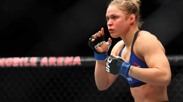 ronda-rousey-finaliza-luta-em-17-segundos-no-retorno-das-lendas-do-mma-feminino
