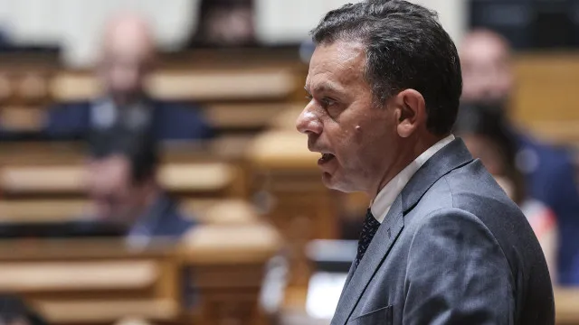montenegro-responde-a-passos:-“somos-corredores-de-fundo”