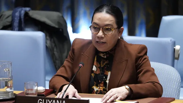 diplomata-da-guiana-homenageia-guterres-ao-concorrer-a-secretaria-geral