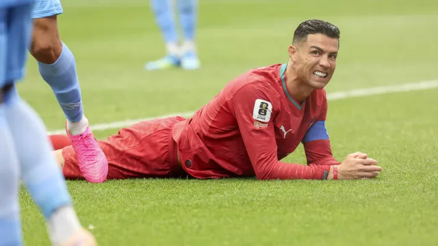 cr7-e-detonado-apos-empate-na-copa:-“dez-homens-e-uma-estatua”