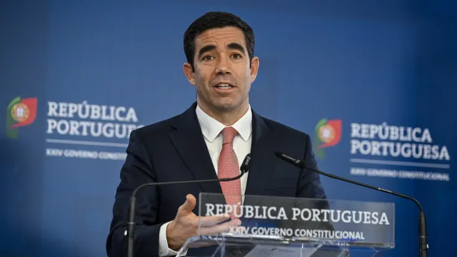 “exercicio-patetico”-e-irrealismo:-partidos-criticam-leitao-amaro